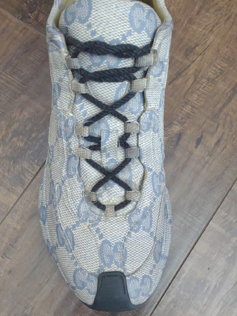 Gucci Run Low-Top Sneaker in Beige and Black Accents - Picture 5 of 7